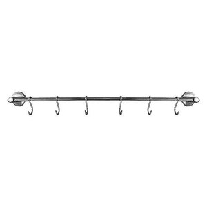 Puede incluir: Un riel horizontal de metal plateado con una barra cilíndrica lisa y dos soportes circulares de montaje en pared en los extremos. Seis ganchos de metal en forma de S a juego cuelgan de la barra, espaciados uniformemente a lo largo.