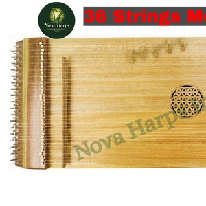 Puede incluir: Un arpa monocordio de madera de 36 cuerdas. El instrumento tiene un acabado marrón claro con un diseño circular en el centro. El texto "Nova Harp Internationals" está impreso en diagonal sobre el arpa. El texto "36 Strings Monochord Harp" está impreso en la parte superior.