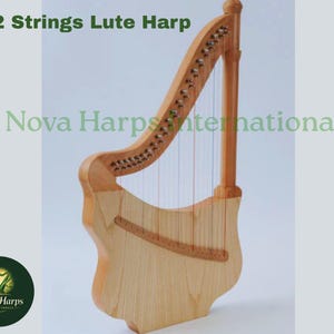 Puede incluir: Un arpa laúd de madera de 22 cuerdas. El instrumento tiene un acabado de madera clara con una caja de resonancia curvada y un mástil delgado. Las cuerdas son visibles, y el texto "22 Strings Lute Harp" está en la parte superior.