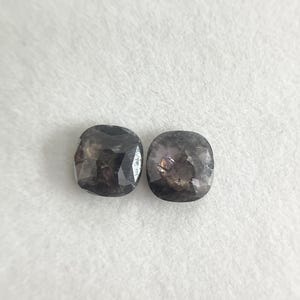 Par de diamantes naturales de color rosa oscuro intenso con talla cojín y efecto sal y pimienta (2,98 quilates)