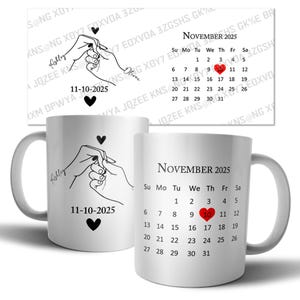 Puede incluir: Taza de cerámica blanca con un dibujo en negro de manos entrelazadas, los nombres "Ashley" y "Oliver", y la fecha "11-10-2025". Se muestra un calendario de noviembre de 2025, con el día 10 resaltado en rojo. La taza tiene un asa curva.