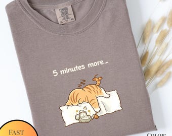 Camiseta Comfort Colors® Gato Dormindo: Mais 5 Minutos - Camiseta com Estampa
