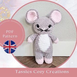 Pode incluir: Um rato cinzento de crochê com orelhas, patas e pés cor-de-rosa. O rato tem olhos e bigodes pretos e uma barriga branca. A imagem inclui o texto "PDF Pattern" e "Tassies Cozy Creations".