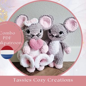 Pode incluir: Duas bonecas de rato de crochê em cinza, rosa e branco. Um rato usa um laço e segura um coração rosa. O outro rato tem o peito branco. A imagem inclui o texto "Combo PDF Haakpatroon" e "Tassies Cozy Creations".