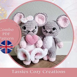 Pode incluir: Duas bonecas de rato de crochê, uma segurando um coração rosa, a outra ao lado. Os ratos são cinzentos com orelhas e detalhes rosa. A imagem inclui o texto "Combo PDF Pattern" e "Tassies Cozy Creations".