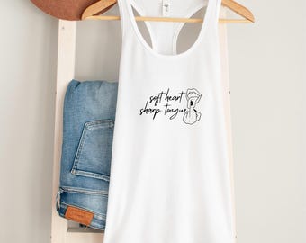 Camiseta sin mangas NextLevel Racerback para mujer, corazón suave, lengua afilada, camiseta feminista, regalo para hermanas.