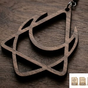 Puede incluir: Pendiente de madera marrón oscuro con un diseño geométrico. El pendiente presenta una forma estilizada con una media luna y recortes angulares. El pendiente está suspendido de un gancho de metal oscuro, sobre una superficie de madera.