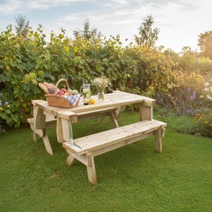 Könnte beinhalten: Ein Picknicktisch aus hellem Holz mit angebrachten Bänken auf einem grünen Rasen. Ein Korb mit Essen, eine Kanne Limonade und Blumen stehen auf dem Tisch. Der Hintergrund zeigt üppiges Grün und einen sonnigen Himmel.