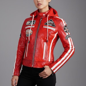 Op de afbeelding: Een rustiek houten bord met de tekst "Welcome to our home" in witte letters. Het bord heeft een verweerde afwerking en een eenvoudig, uitnodigend ontwerp, perfect voor de voordeur.