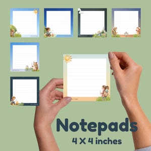 Puede incluir: Una colección de blocs de notas cuadrados de 10,16 x 10,16 cm con escenas ilustradas de niños acampando, haciendo senderismo e interactuando con la naturaleza. Cada bloc tiene líneas horizontales y diseños de borde únicos con soles y tiendas.