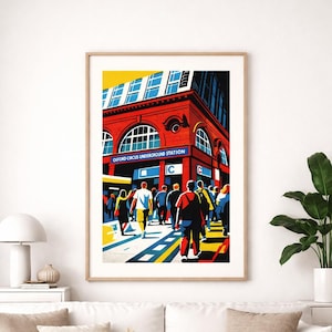 Puede incluir: Una impresión artística enmarcada de la estación de metro Oxford Circus en Londres. La obra presenta una ilustración vibrante y estilizada del exterior de la estación y personas. La paleta de colores incluye rojo, azul, amarillo y blanco.