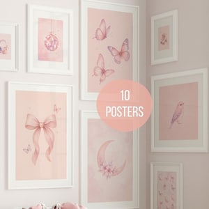 Op de afbeelding: Een collectie van 10 ingelijste posters met zachtroze illustraties van vlinders, een strik, een maansikkel en bloemmotieven, weergegeven op een muur boven een wit bureau met houten poten en een stoel versierd met roze stoffen vleugels.