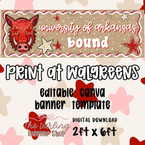 以下が含まれることがあります： 「University of Arkansas Bound」のテキストとRazorbackのマスコットイラストが描かれたデジタルバナーテンプレート。 Walgreensで印刷できるように設計されており、サイズは0.6m x 1.8mです。