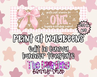 Puede incluir: Una pancarta de cumpleaños rectangular con un borde de cuadros vichy rosa claro, un lazo rosa grande y el texto girls just wanna be ONE y happy birthday name. La pancarta mide 61 cm x 183 cm e incluye el texto print at walgreens.