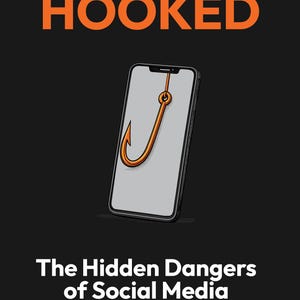 以下が含まれることがあります： 黒い背景にオレンジ色の文字でHOOKEDと書かれたブックカバー。その下には、画面からオレンジ色の釣り針が出ているスマートフォンのイラストがある。白い文字でThe Hidden Dangers of Social Media by Justin Nicholsと記されている。