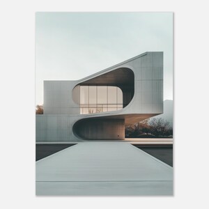Könnte beinhalten: Architekturfotografie eines modernen Betongebäudes mit einem einzigartigen geschwungenen Design. Das Gebäude verfügt über große Fenster und einen Weg, der zum Eingang führt. Die Farbpalette ist neutral, mit Grau- und Weißtönen.