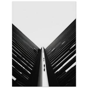 Könnte beinhalten: Schwarz-Weiß-Fotografie von zwei hohen Gebäuden, die sich in einem Winkel treffen. Kleine Figuren gehen auf einem hellen Weg zwischen den Gebäuden, wodurch ein Gefühl von Tiefe entsteht.