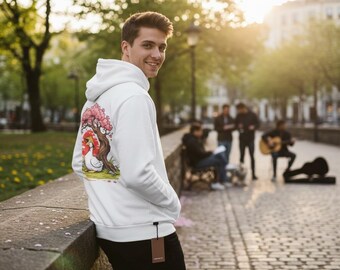 Könnte beinhalten: Weißer Kapuzenpullover mit einer Grafik auf der Rückseite, die ein Huhn unter einem Kirschblütenbaum zeigt. Der Kapuzenpullover hat eine Kapuze mit Kordelzug und eine Kängurutasche. Die Person steht draußen in einem Park.