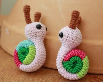 Schema per realizzare una lumaca amigurumi all'uncinetto, tutorial per un giocattolo colorato (download in PDF)
