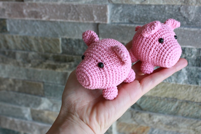 crochet amigurumi pigs