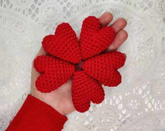 Schema amigurumi a forma di cuore all'uncinetto, tutorial facile per San Valentino, schema scritto con foto e link video, download immediato, in inglese