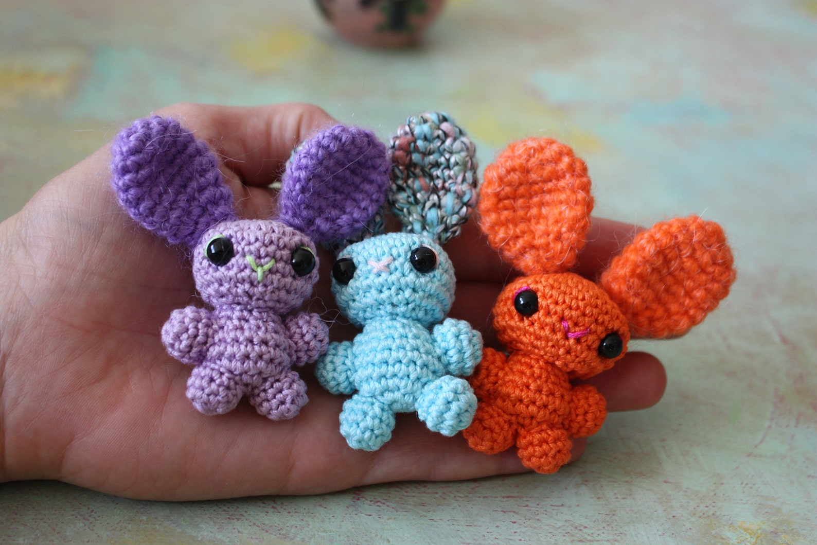 Маленькие вязаные игрушки. Маленькие связанные игрушки. Маленькие игрушки из пряжи. Как связать маленькую ее. Вязаные мини игрушки.