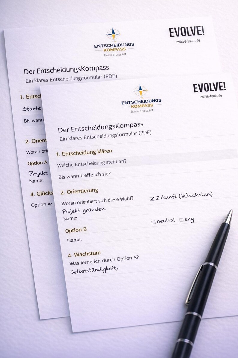 Pu&ograve; includere: Due fogli di lavoro bianchi per il processo decisionale con il testo "Der EntscheidungsKompass" e "EVOLVE!" sono visualizzati. Una penna nera &egrave; appoggiata sui fogli di lavoro. I fogli di lavoro hanno sezioni da compilare.