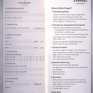 Pu&ograve; includere: Una guida decisionale bianca e grigia con il titolo "ENTSCHEIDUNGS KOMPASS" e la parola "EVOLVE!" a destra. La guida include sezioni sulla chiarificazione delle decisioni, l'orientamento, l'intuizione e la crescita, con spazio per note e valutazioni.