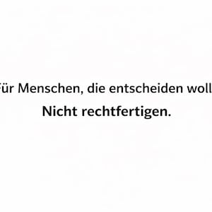 Pu&ograve; includere: Sfondo bianco con testo nero. Il testo recita: "F&uuml;r Menschen, die entscheiden wollen. Nicht rechtfertigen."