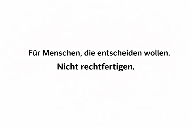 Pu&ograve; includere: Sfondo bianco con testo nero. Il testo recita: "F&uuml;r Menschen, die entscheiden wollen. Nicht rechtfertigen."