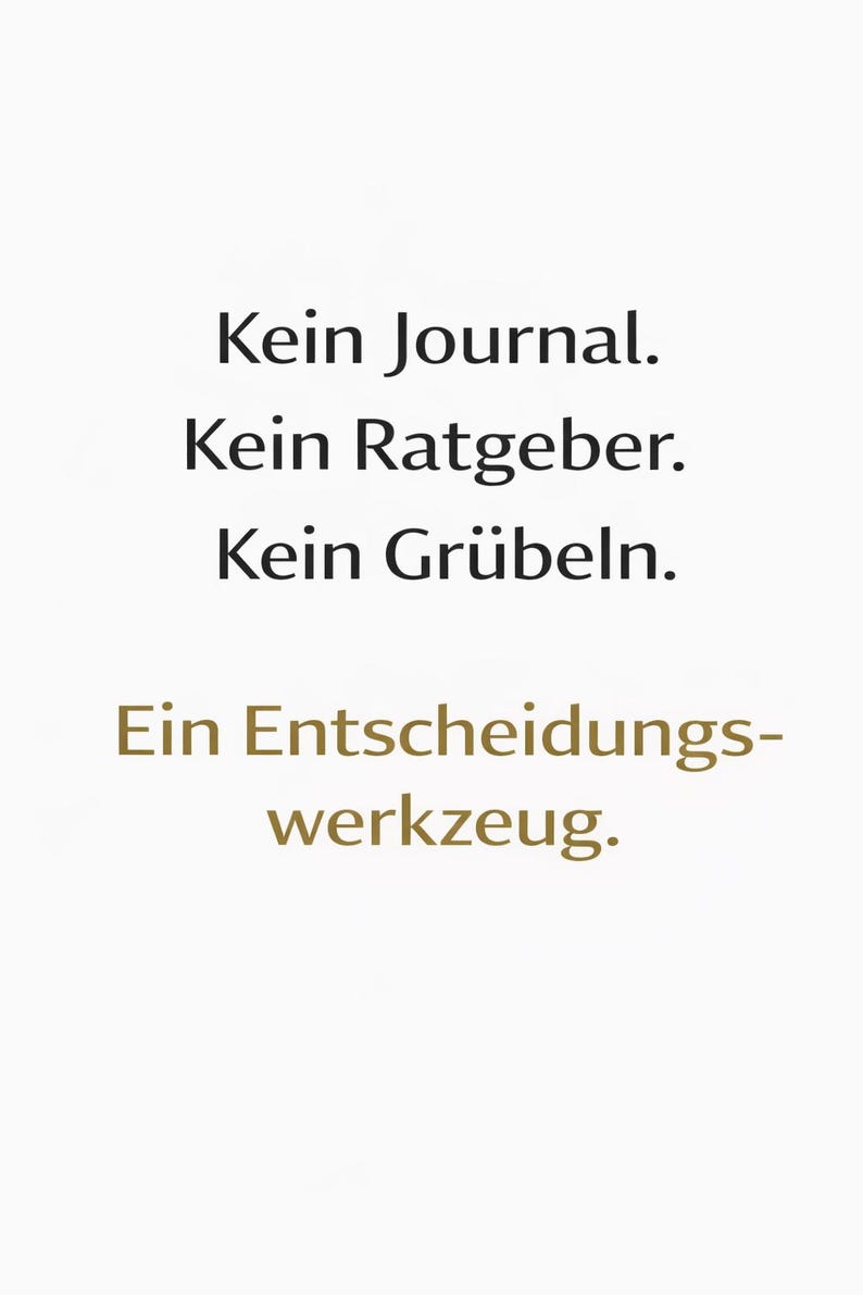 Pu&ograve; includere: Sfondo bianco con testo nero: "Kein Journal. Kein Ratgeber. Kein Gr&uuml;beln." Sotto, in oro, c'&egrave; scritto "Ein Entscheidungs-werkzeug."