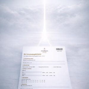 Pu&ograve; includere: Un documento bianco intitolato "Der Entscheidungskompass" (La Bussola delle Decisioni) con testo nero, progettato come un modulo decisionale chiaro (PDF). Il documento include sezioni per chiarimenti, orientamento e intuizione. Sfondo azzurro chiaro.