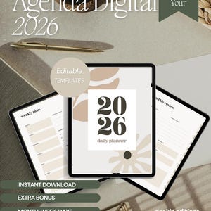 Pode incluir: Agenda digital 2026 exibida em tablets. O tablet central mostra "2026" em negrito. Texto adicional inclui "weekly plan", "monthly review" e "instant download". Uma caneta dourada e artigos de escritório também são visíveis.