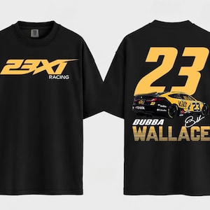 Könnte beinhalten: Schwarzes T-Shirt mit gelbem "23XI Racing"-Schriftzug auf der Vorderseite. Auf der Rückseite sind die Nummer 23, eine Rennwagengrafik und "Bubba Wallace" in Gelb zu sehen. Ein Kleidungsstück zum Thema Rennsport.