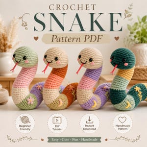 Puede incluir: Cuatro serpientes de ganchillo en varias combinaciones de colores, incluyendo rosa pastel, verde, naranja y verde oscuro. Cada serpiente presenta una cara sonriente, ojos negros, mejillas rosadas y una lengua roja. Los cuerpos tienen bordados.