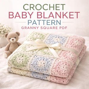 Op de afbeelding: Een gevouwen, pastelkleurige gehaakte babydeken met een crèmekleurig lint eromheen. De deken is gemaakt van granny squares in roze, blauw, groen en crème. De tekst "CROCHET BABY BLANKET PATTERN" staat bovenaan.