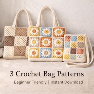 Könnte beinhalten: Drei gehäkelte Taschen in verschiedenen Größen. Eine Tasche hat ein beige-braunes Schachbrettmuster. Die anderen beiden Taschen haben ein Gänseblümchenmuster in Weiß, Gelb, Orange und Blau. Die Taschen haben cremefarbene Griffe und Träger.