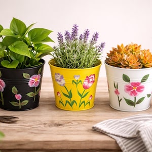 Macetas metálicas decorativas con motivos florales pintadas a mano (juego de 2, 3 o 4 unidades)