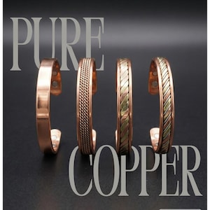 Op de afbeelding: Vier open armbanden van koper, verticaal weergegeven. De eerste is glad, de tweede heeft een touwtextuur, de derde heeft een gevlochten patroon en de vierde heeft een gedraaid ontwerp. Elke armband bevat duidelijk zichtbare magneten.
