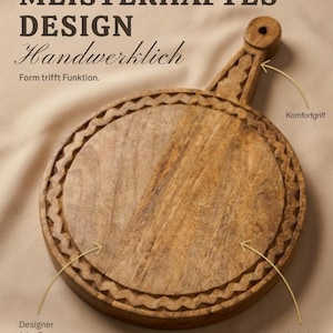 Könnte beinhalten: Rundes Holzschneidebrett mit Griff. Das Brett hat einen dekorativen Rand und eine Saftrille. Der Text "MEISTERHAFTES DESIGN Handwerklich Form trifft Funktion" steht oben. Der Griff ist mit "Komfortgriff" beschriftet.