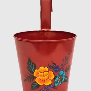 Puede incluir: Un letrero de madera hecho a mano con la palabra "Welcome" en una fuente juguetona. El letrero presenta un fondo blanco desgastado y un marco marrón oscuro, ideal para una puerta de entrada. El letrero mide aproximadamente 30 cm de ancho y 15 cm de alto.