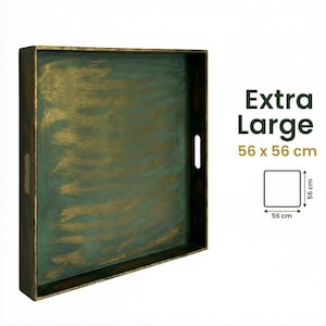 Op de afbeelding: Een vierkant dienblad met een donkergroene en gouden geborstelde afwerking, voorzien van geïntegreerde handgrepen aan de zijkanten. Het blad is gelabeld als Extra Large met afmetingen van 56 x 56 cm, weergegeven met een diagram van 56 cm.