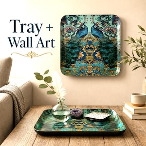 Pode incluir: Uma bandeja quadrada com um padrão simétrico de pavões em tons de azul-petróleo, azul e dourado. O mesmo design é exibido como arte de parede acima. O texto "Tray + Wall Art" está impresso em azul escuro no lado esquerdo da imagem.