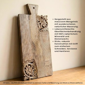 Könnte beinhalten: Rechteckiges Schneidebrett aus hellem Holz mit Griff und geschnitzten floralen Mustern. Das Brett hat ein Loch im Griff. Der Text auf dem Bild ist auf Deutsch.