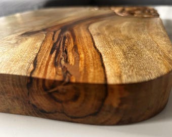 Hallazgo excepcional: tabla de cortar de madera hecha a mano, una pieza única.