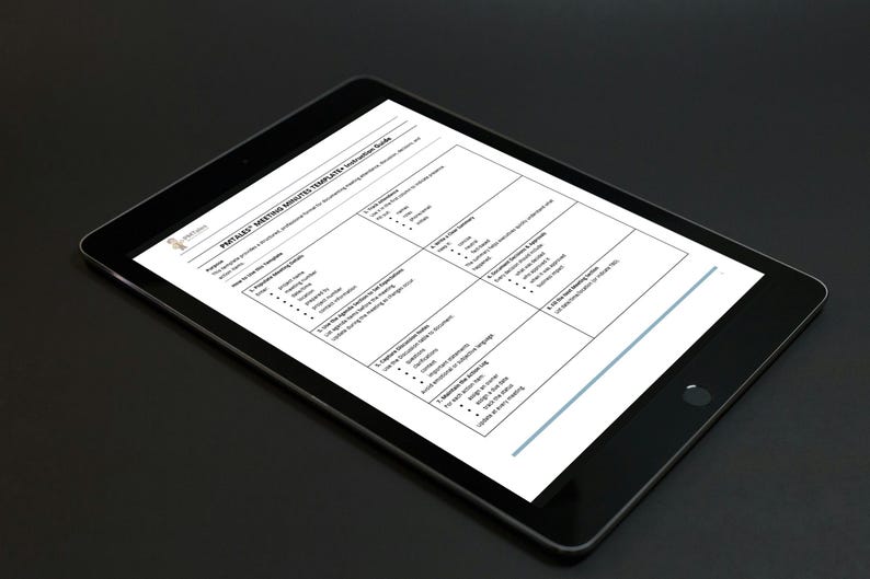 Może przedstawiać: Czarny tablet wyświetlający biały dokument z tekstem, prawdopodobnie szablon protokołu ze spotkania. Dokument podzielony jest na sekcje z punktami. Tablet jest ustawiony pod kątem na ciemnej powierzchni.