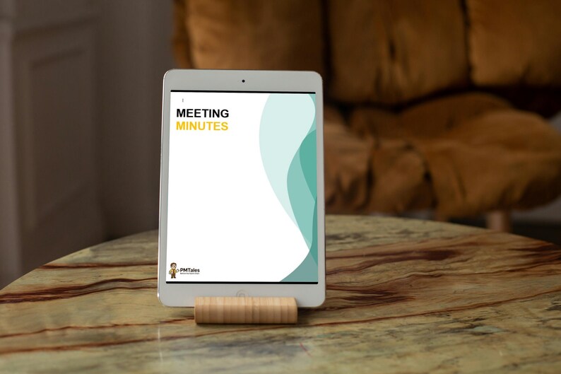 Może przedstawiać: Biały tablet wyświetlający dokument zatytułowany &bdquo;MEETING MINUTES&rdquo; w ż&oacute;łtym tekście, wspierany przez drewnianą podstawkę. Dokument ma turkusowo-biały wz&oacute;r. Tablet spoczywa na brązowym, wzorzystym stole.