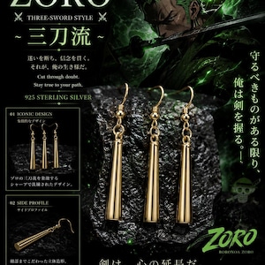 Könnte beinhalten: Drei goldfarbene Ohrhänger mit einem konisch zulaufenden, zylindrischen Design. Die Ohrringe hängen an dünnen Haken und werden vor einem dunklen, strukturierten Hintergrund mit Text wie 'ZORO', 'THREE-SWORD STYLE' und '925 STERLING SILVER' präsentiert.