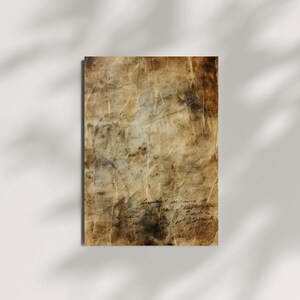 Puede incluir: Un papel de estilo vintage con un aspecto envejecido y desgastado. El papel tiene un color marr&oacute;n y beige moteado con acentos marr&oacute;n oscuro y pliegues visibles. Se puede ver una escritura manuscrita tenue en la parte inferior.