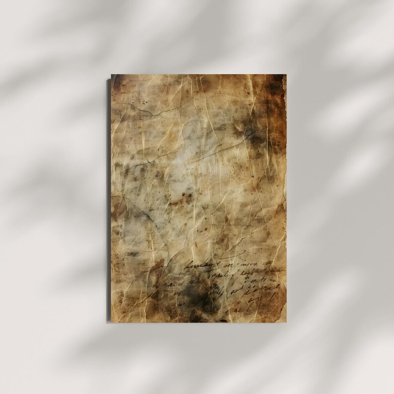 Puede incluir: Un papel de estilo vintage con un aspecto envejecido y desgastado. El papel tiene un color marr&oacute;n y beige moteado con acentos marr&oacute;n oscuro y pliegues visibles. Se puede ver una escritura manuscrita tenue en la parte inferior.